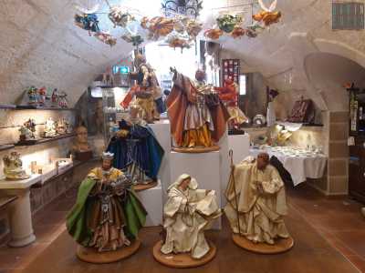 Sugli scaffali e alle pareti si trovano variopinti angeli sospesi...
